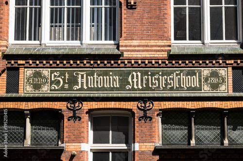 Inschrift eines historischen Schulgebäudes 