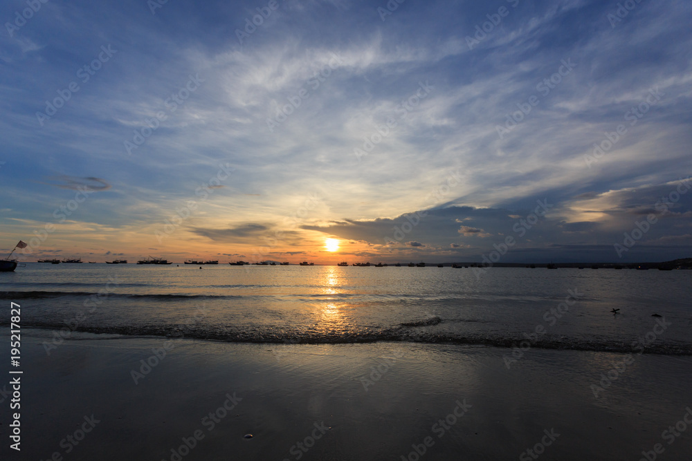 Obraz premium Vietnamese fishing boat silhouettes in sea at sunset