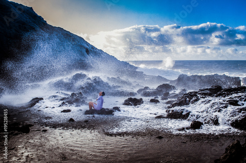 mujer con olas del mar