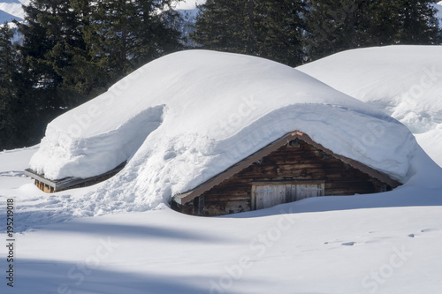 Alphütte unter dicker Schneedecke © Madeleine