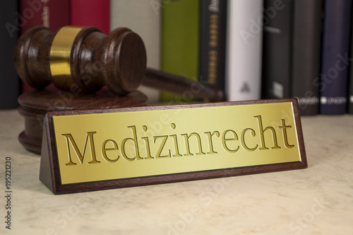 Schreibtischschild mit Richterhammer Medizinrecht photo