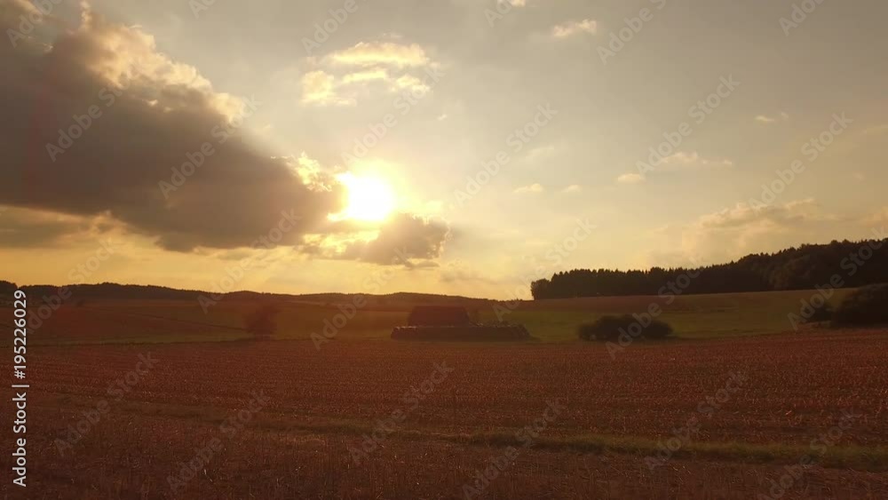 Flug zu einer Holz Scheune im Sonnenuntergang 4k PRORES Footage Flug zu einer Holz Scheune im Sonnenuntergang 4k PRORES Footage