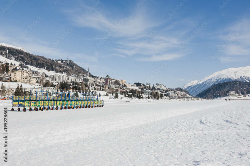 Obraz premium St. Moritz, Dorf, St. Moritzersee, Engadin, Oberengadin, Corviglia, Winter, Wintersport, Polo, Eisfläche, Alpen, Graubünden, Schweiz