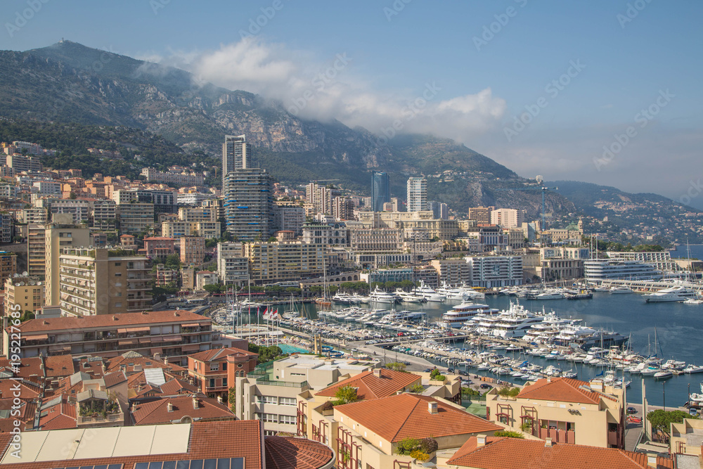 Panorama und Sehenswürdigkeiten des Fürstentum Monaco im Sommer