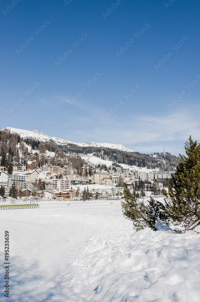 St. Moritz, Corviglia, Bergbahn, Dorf, St. Moritzersee, Alpen, Engadin, Oberengadin, Eisfläche, Winter, Wintersport, Graubünden, Schweiz