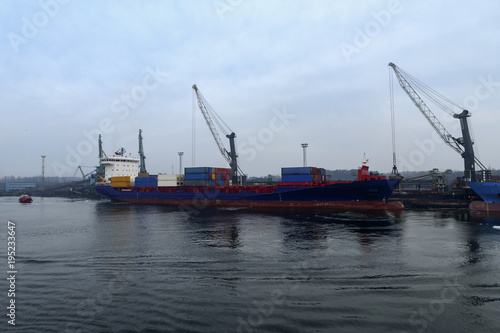 Ein Containerschiff liegt im Hafen