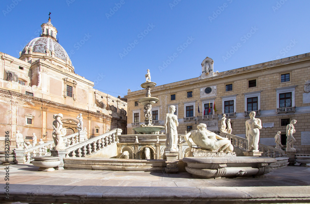 Obraz premium Fountain of shame on Piazza Pretoria, Palermo, Italy