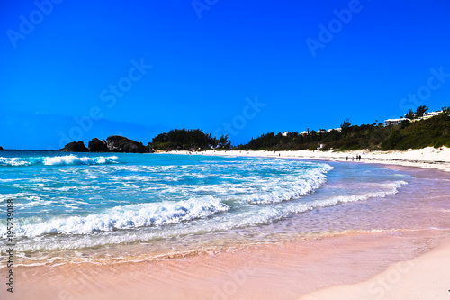 фотографія panoramic view of ocean waves and pink sand beach horseshoe bay bermuda