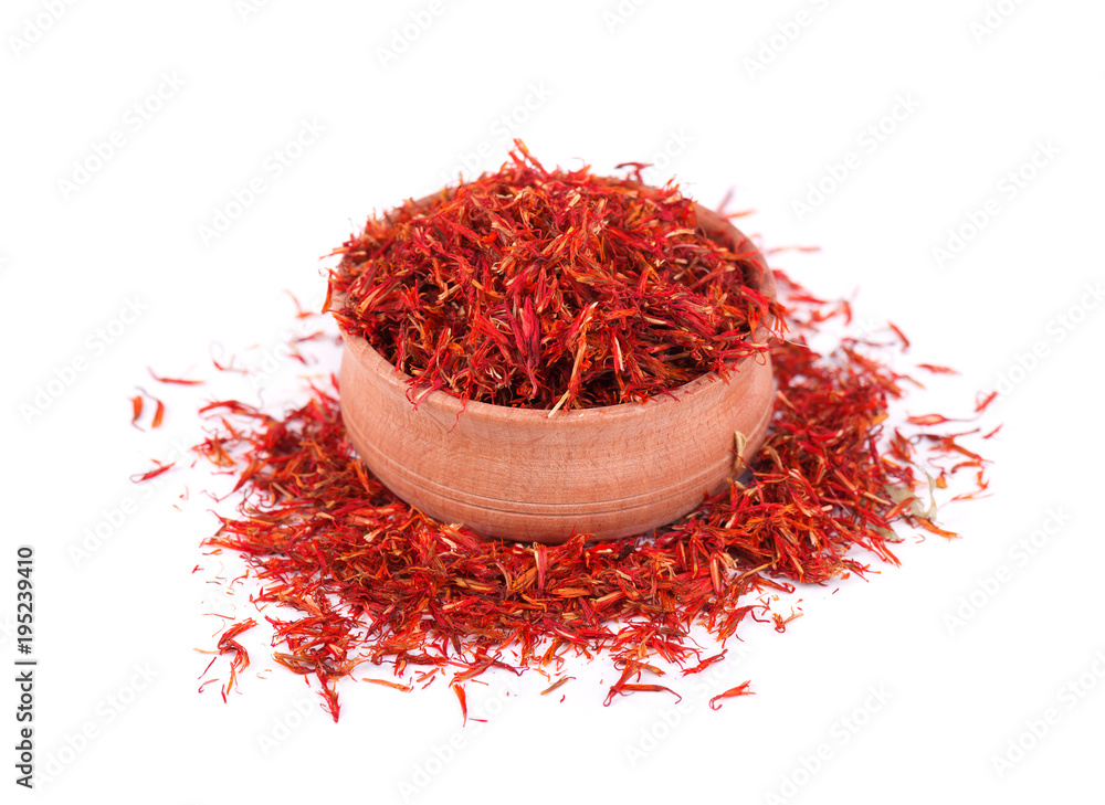 Naklejka premium Saffron spice in wood bowl isolated on white background