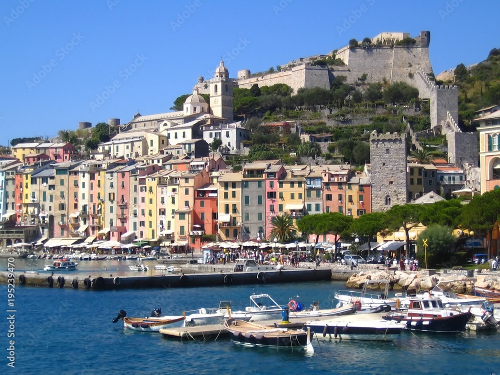 Port et château de Portovenere, vus depuis la mer (Italie)