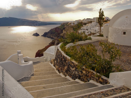 Cuadro en lienzo scenic view of cyclade stairway and cityscape oia greece