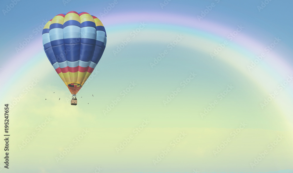 Fototapeta premium mongolfiera nell'arcobaleno