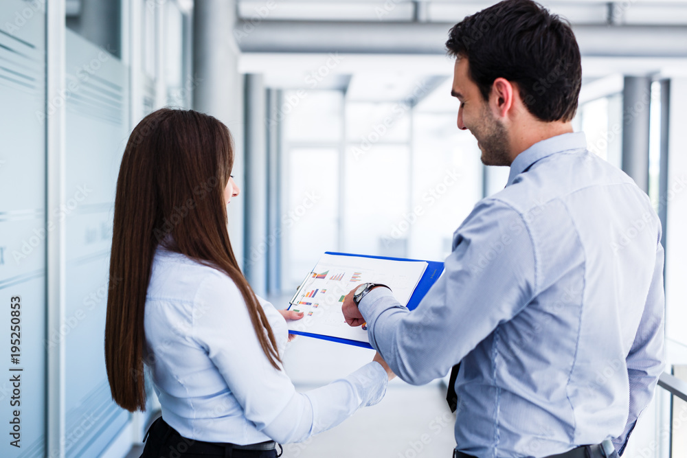 Obraz premium Young colleagues analyze the report