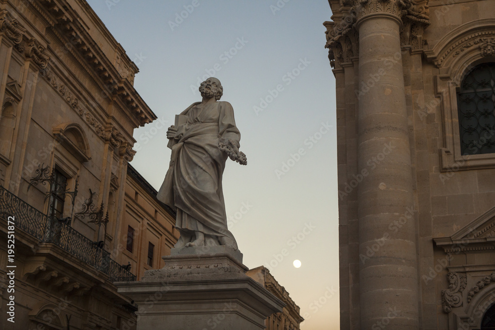 Fototapeta premium Statue of St Peter, Cathedral of Syracuse