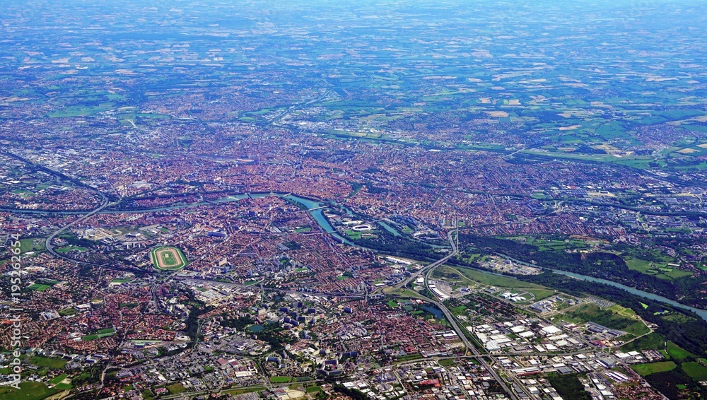 Φωτογραφία Aerial view of Toulouse and the Garonne River in Southwestern France