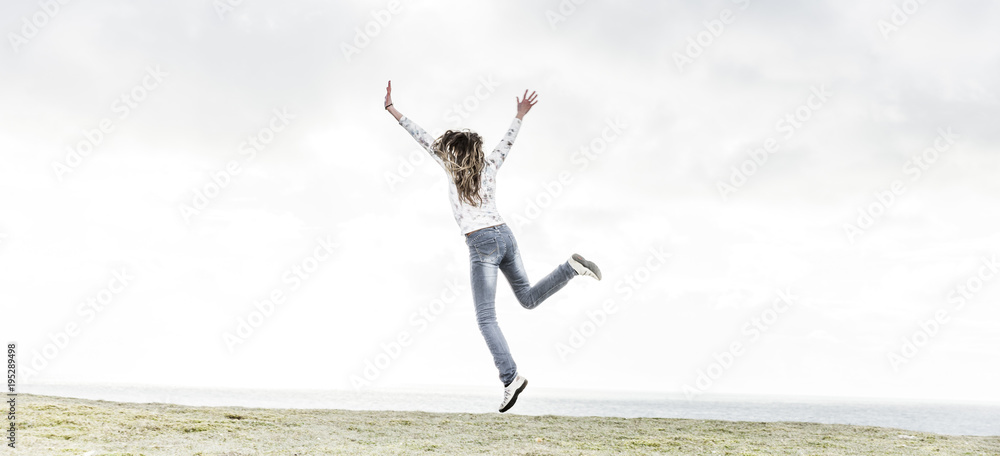 Fototapeta premium Sprung von der Klippe
