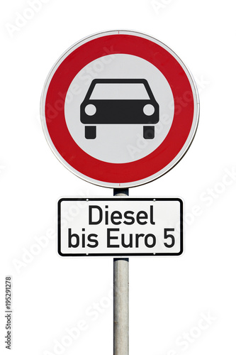 Verkehrsschild Fahrverbot f  r Dieselfahrzeuge bis Euro 5 Norm isoliert auf wei  em Hintergrund