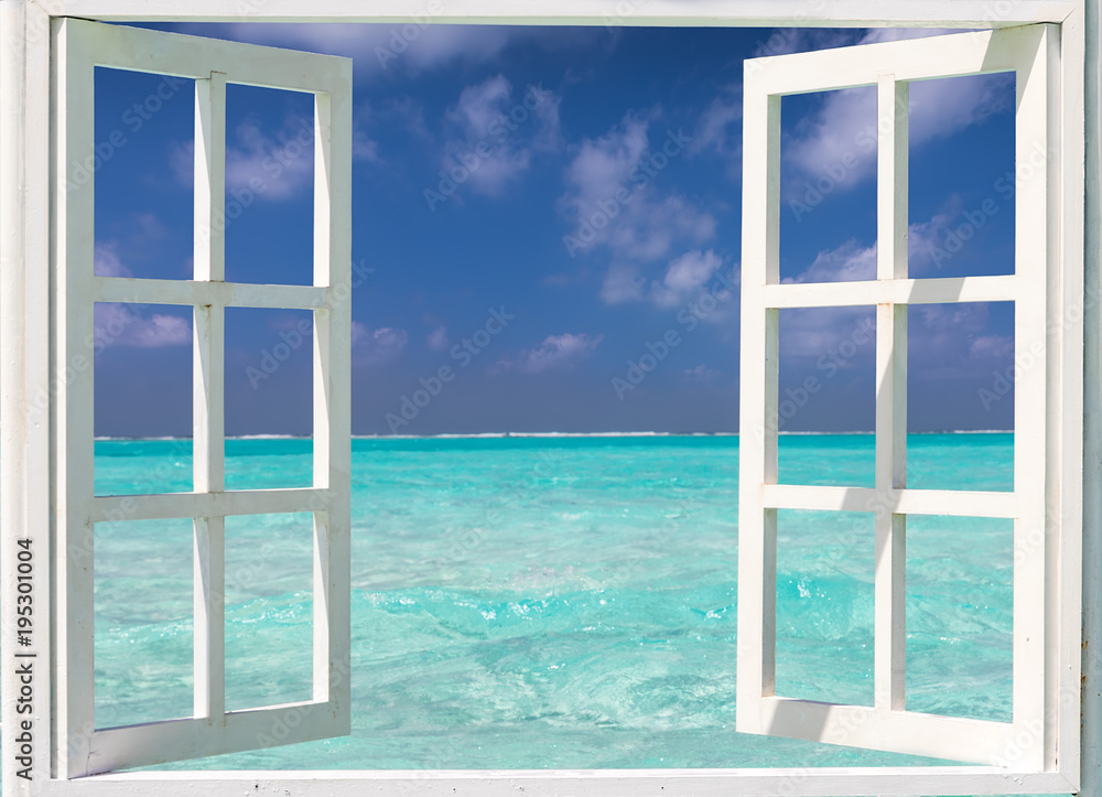 Urlaubskonzept: Offenes Fenster zu tropischen, türkisen Gewässern Urlaubskonzept: Offenes Fenster zu tropischen, türkisen Gewässern