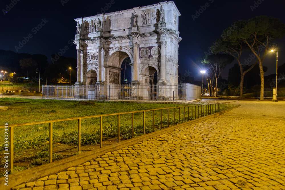 Fototapeta premium Monuments of ancient Rome at night. Colosseum, Arch of Constantine and Roman Forum