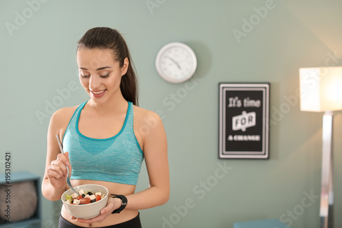 Sporty young woman eating s...