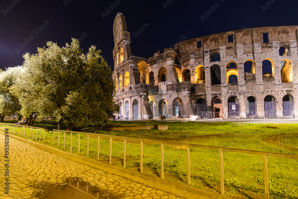 Obraz premium Monuments of ancient Rome at night. Colosseum, Arch of Constantine and Roman Forum