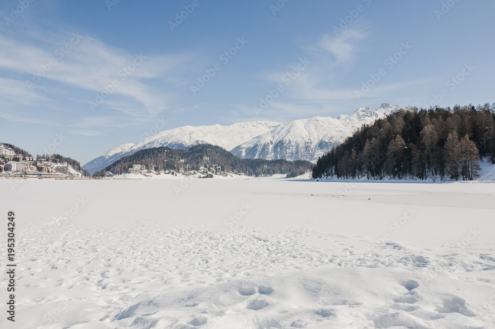Obraz premium St. Moritz, St. Moritzersee, Eisfläche, Engadin, Oberengadin, Muottas Muragl, Stazerwald, Wanderweg, Winter, Wintersport, Alpen, Graubünden, Schweiz