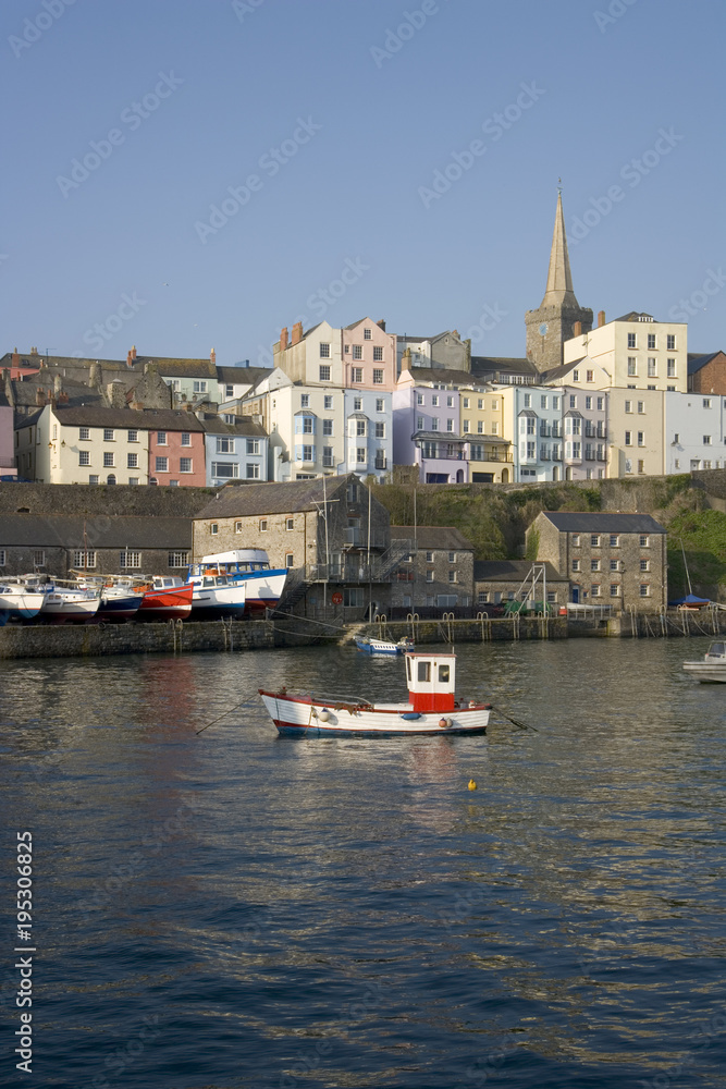 Obraz premium UK, Wales, Pembrokeshire, Tenby, colourful houses line the harbour
