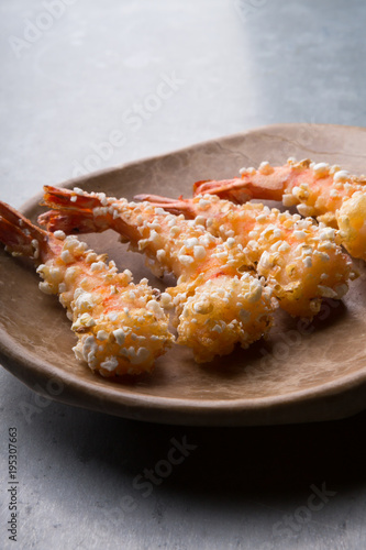 Prepared shrimps with pop corn