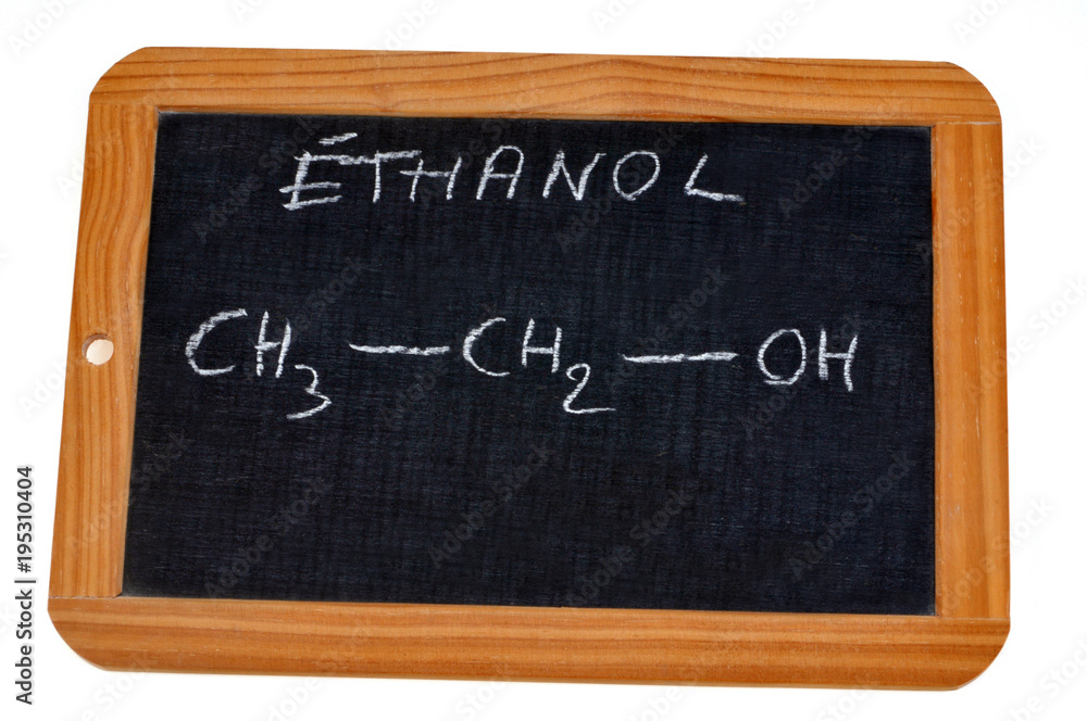 Formule chimique de l'éthanol écrite sur une ardoise Formule chimique de l'éthanol écrite sur une ardoise