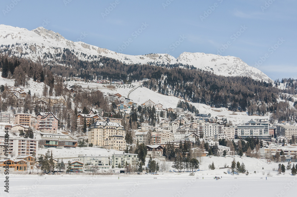 St. Moritz, Dorf, Engadiner Dorf, Engadin, Oberengadin, St. Moritzersee, Corviglia, Bergbahn, Alpen, Graubünden, Winter, Wintersport, Schweiz
