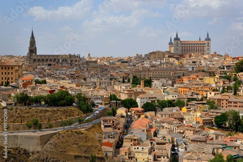 スペイントレドの街を一望する風景  丘の上から見るトレドの街は迫力満点。 © masyok