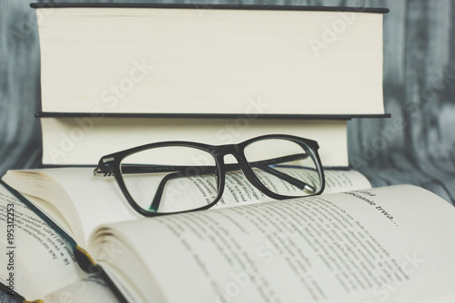 Książka i okulary 