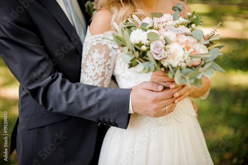 Foto Close up photo of a bridegroom embracing a bride