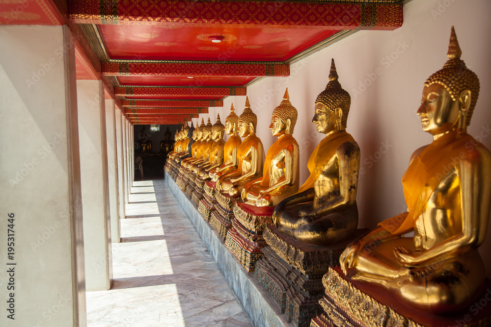 Fototapeta premium Buddha sitting in line and meditating Wat Pho temple , Bangkok, Thailand