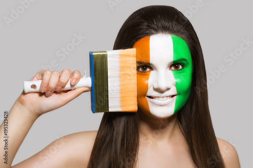 Quadro su tela Female supporter in the national colors of Côte d'Ivoire
