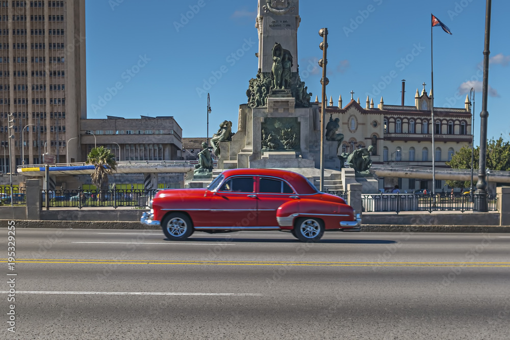 Fototapeta Vintage samochód przed Parque Antonio Maceo w Hawanie