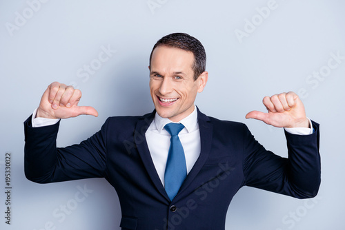 Foto Cheerful financier, positive economist, confident politic man in formalwear with