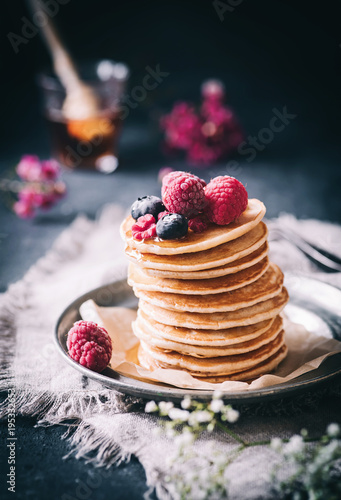 Frische Pancakes mit Ahornsirup und süßen Früchten