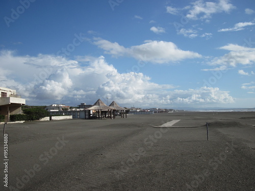 Spiaggia deserta cielo nuvola cumuliforme e mare © mauro tombolini