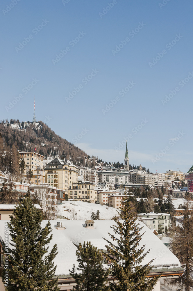 St. Moritz, Engadin, Oberengadin, Dorf, Engadiner Dorf, Kirche, Alpen, Graubünden, St. Moritzersee, Corviglia, Winter, Wintersport, Schweiz