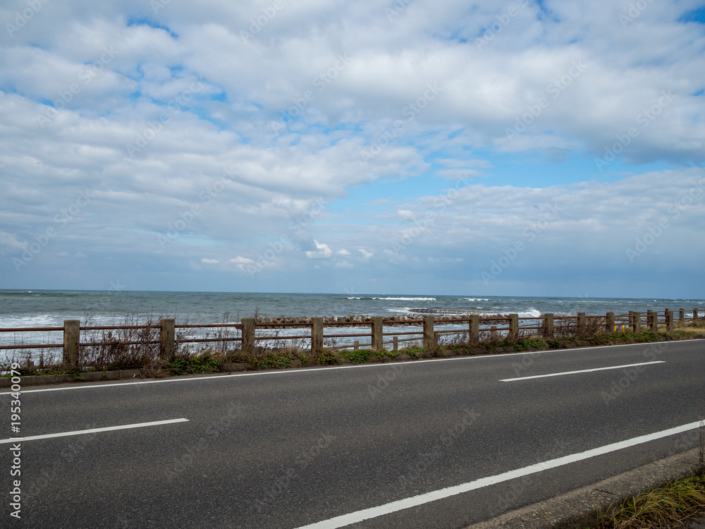 Fototapeta premium 日本海と道路