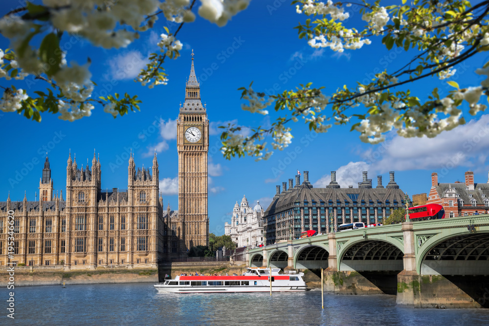 Fototapeta premium Big Ben z łodzią podczas wiosennego czasu w Londynie, Anglii, Wielkiej Brytanii