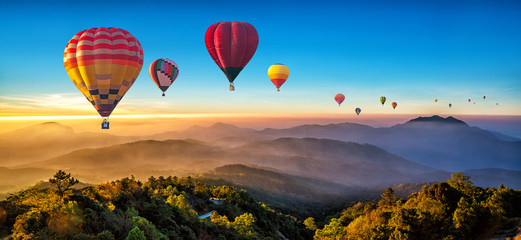 Acrylglasbilder Ballon Heißluftballons über Doi Inthanon Berg  © somchairakin