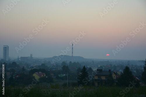 Widok na kopalnię w tle wschodzące słońce © Jarek