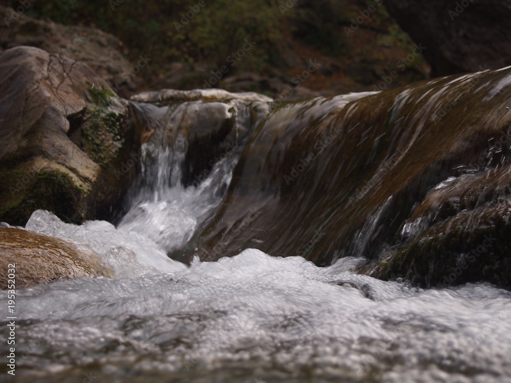torrente con cascata torrente con cascata