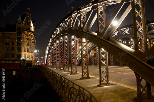 Beleuchtete Brücke in der Hamburger Speicherstadt