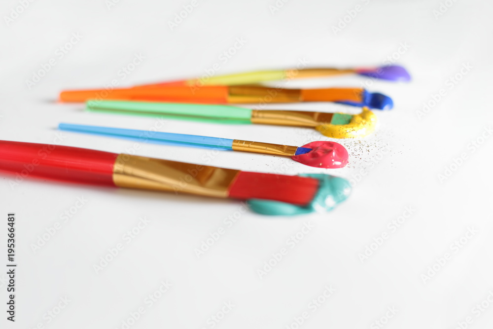 Pinsel mit Farbe Pinsel mit Farbe