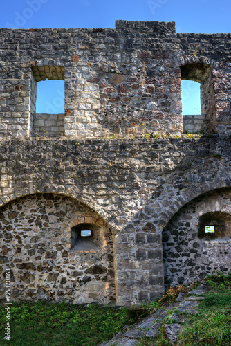 Alte Sandsteinmauer einer Ruine mit Fenstern