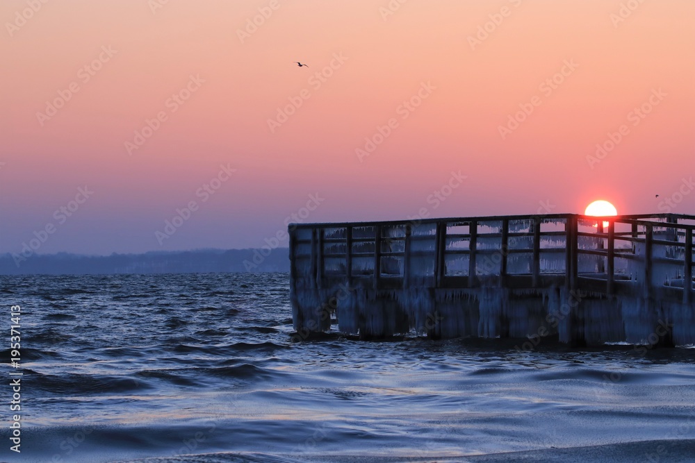 malerischer Steg bei Sonnenaufgang im Winter an der Ostsee malerischer Steg bei Sonnenaufgang im Winter an der Ostsee