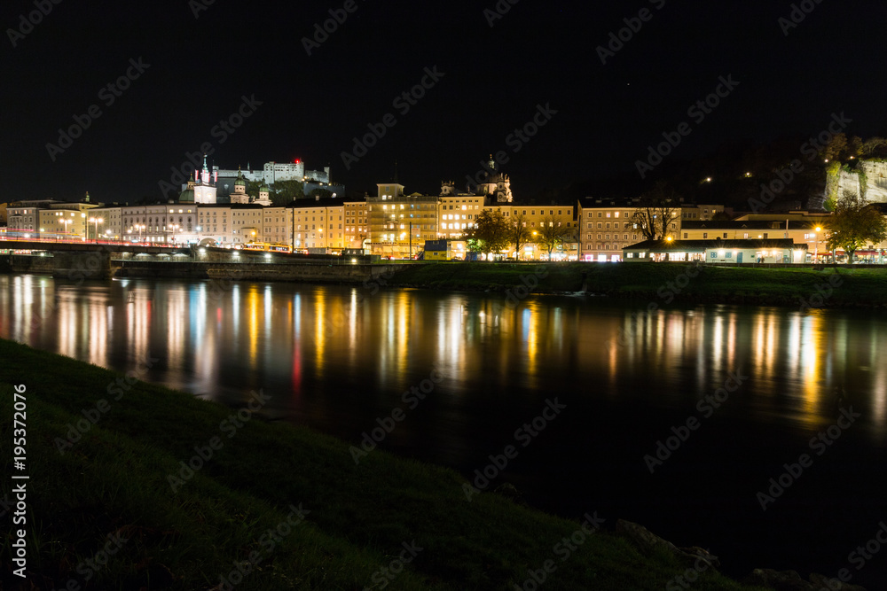 Stadtbild Skyline von Salzburg mit Blick auf die Festung Hohensalzburg bei Nacht